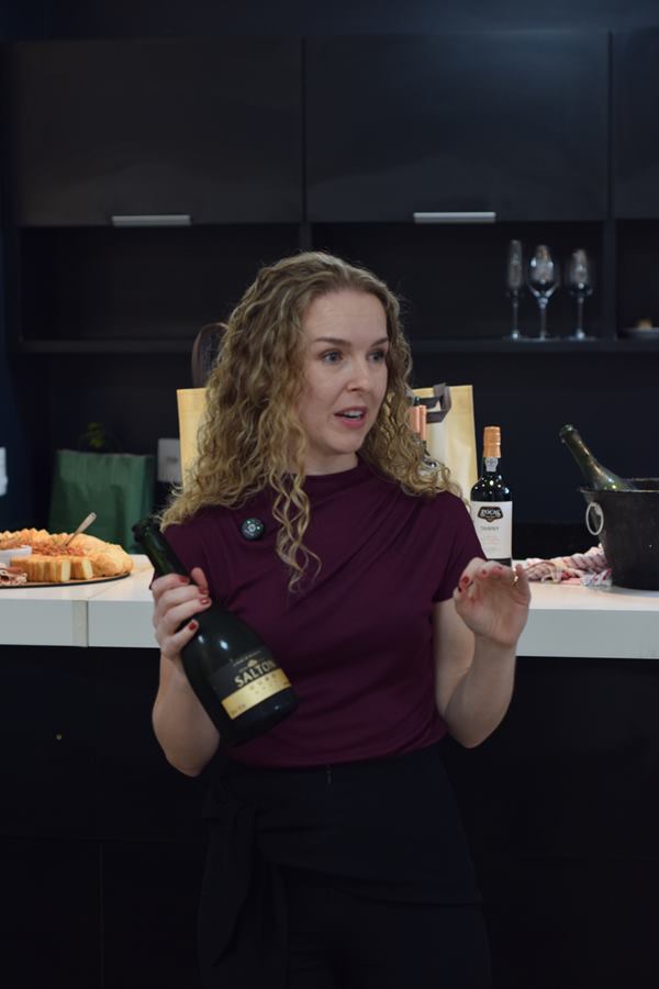 Franciele Tarnwski explicando sobre vinhos e espumantes aos convidados