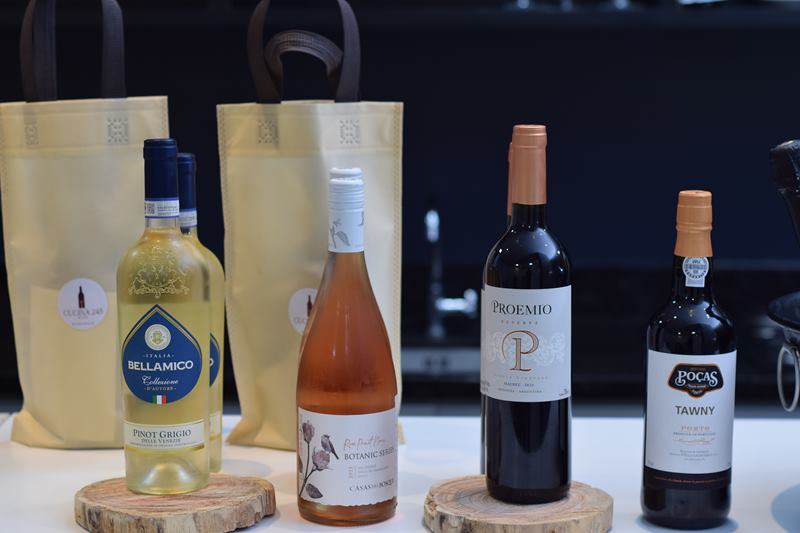 Garrafas de vinho branco, rosé, tinto e do Porto sobre bases de madeira