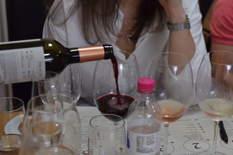 Vinho tinto sendo servido na taça durante a degustação