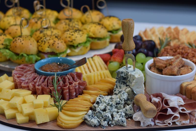 Tábua de frios com queijos, salame e mini-hambúrgueres