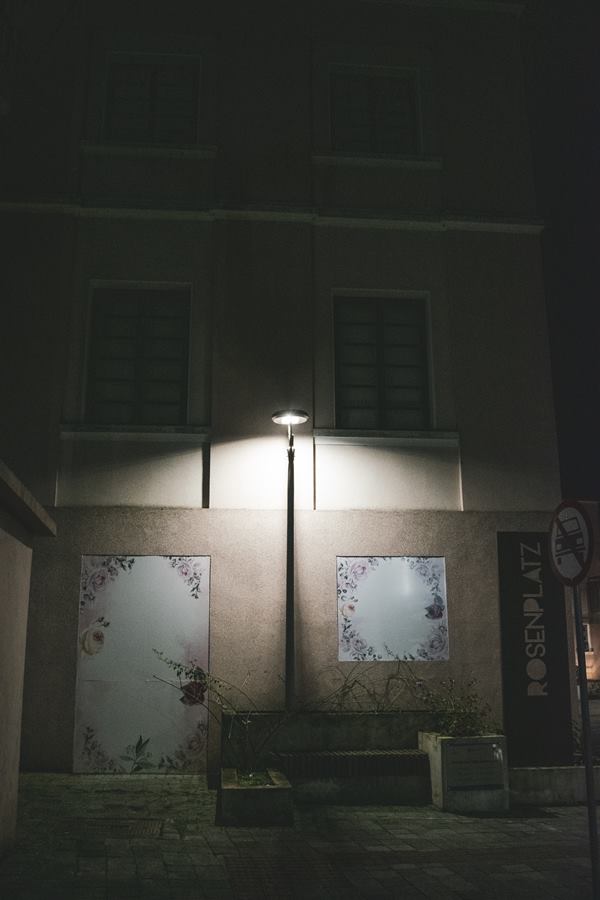 Rosenplatz, em Blumenau, iluminado por um poste à noite