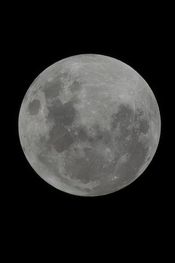 Lua cheia no céu escuro, com crateras nítidas
